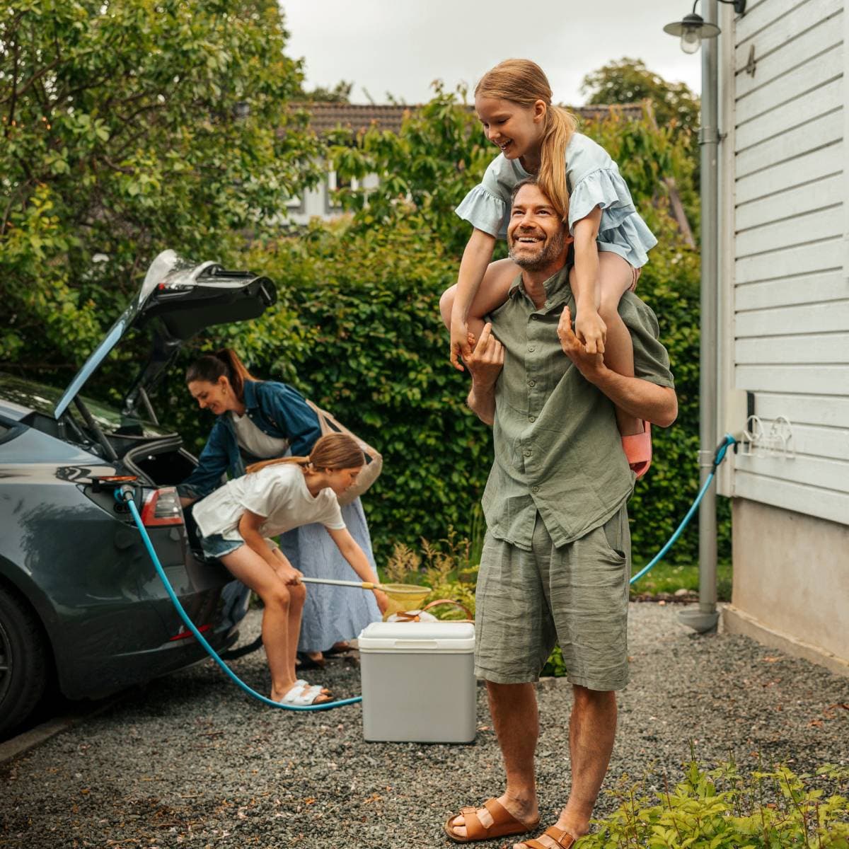En familj packar bilen för en utflykt till stranden.
