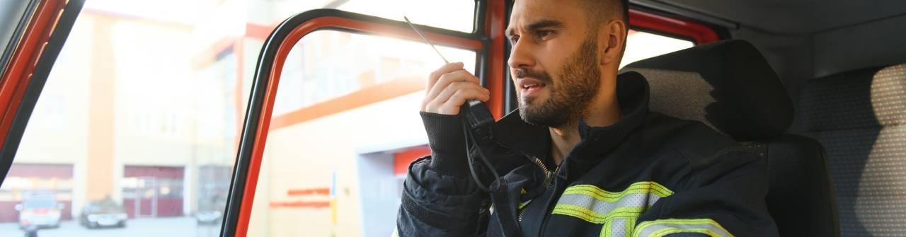 brandman som pratar i comradio