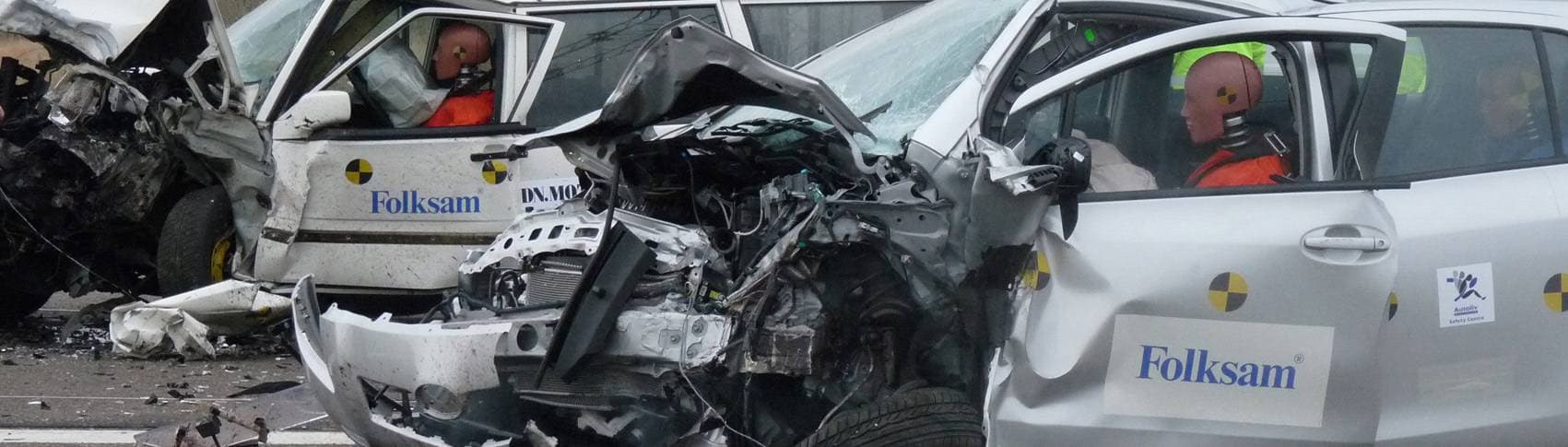 två kolliderade bilar med testdockor i