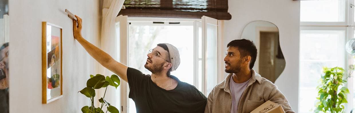 Två personer tittar på vägen i ett ljust rum