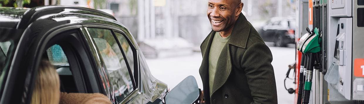 Man som tankar bil på en bensinstation