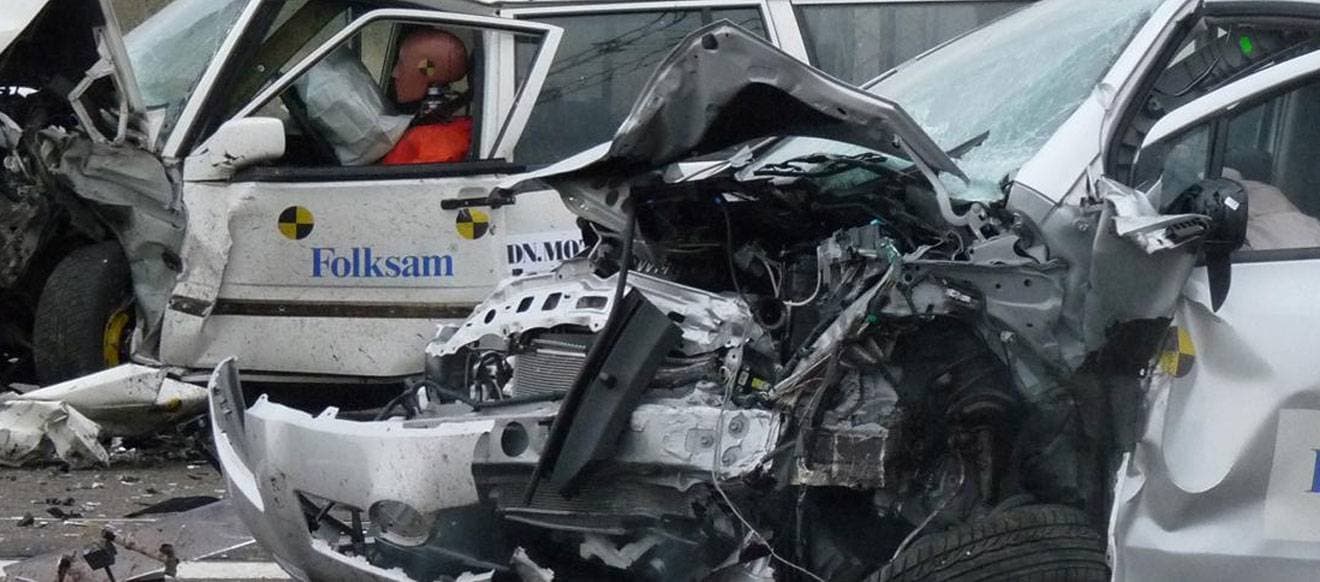 En förstörd bil i ett krocktest.