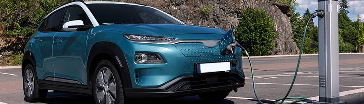 Elbil på laddning på en parkeringsplats.