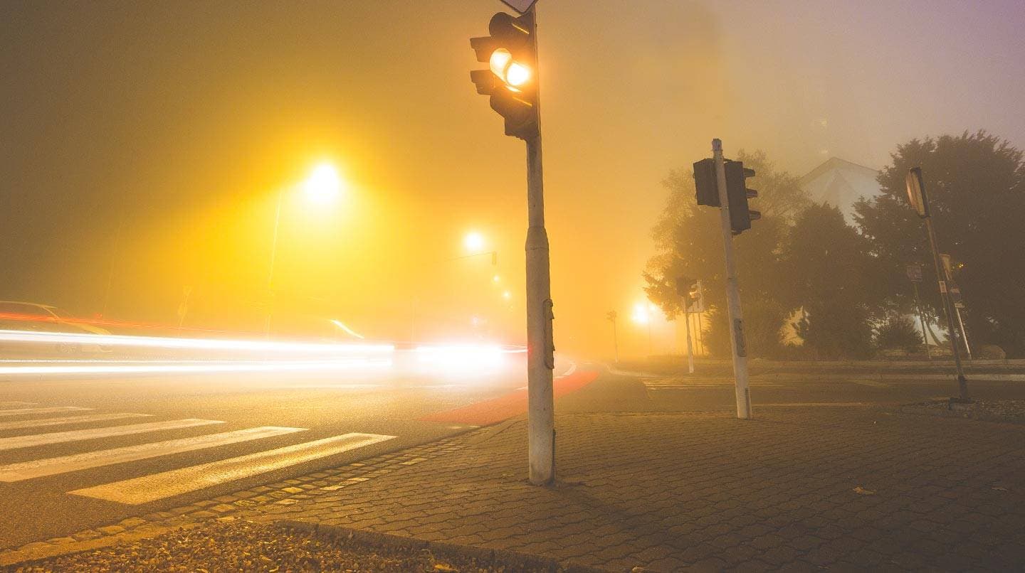 Övergångsställe med trafiksignaler i mörker.