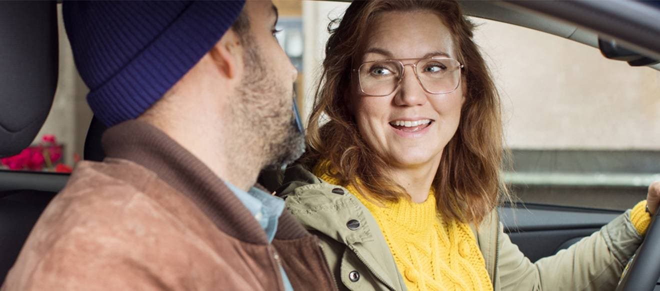 Två personer i en bil.