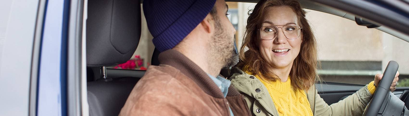 Två personer i en bil.