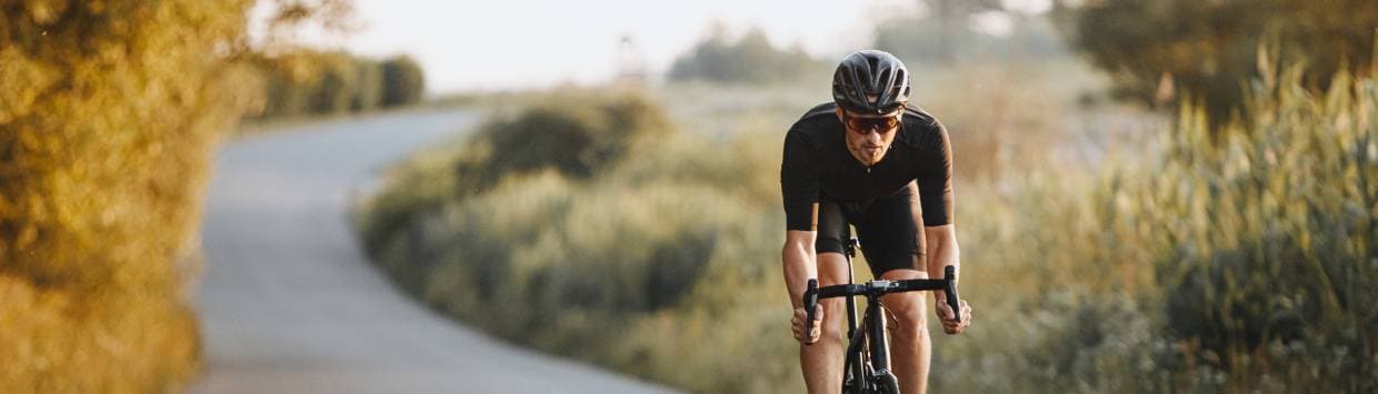 Man som cyklar på landsväg