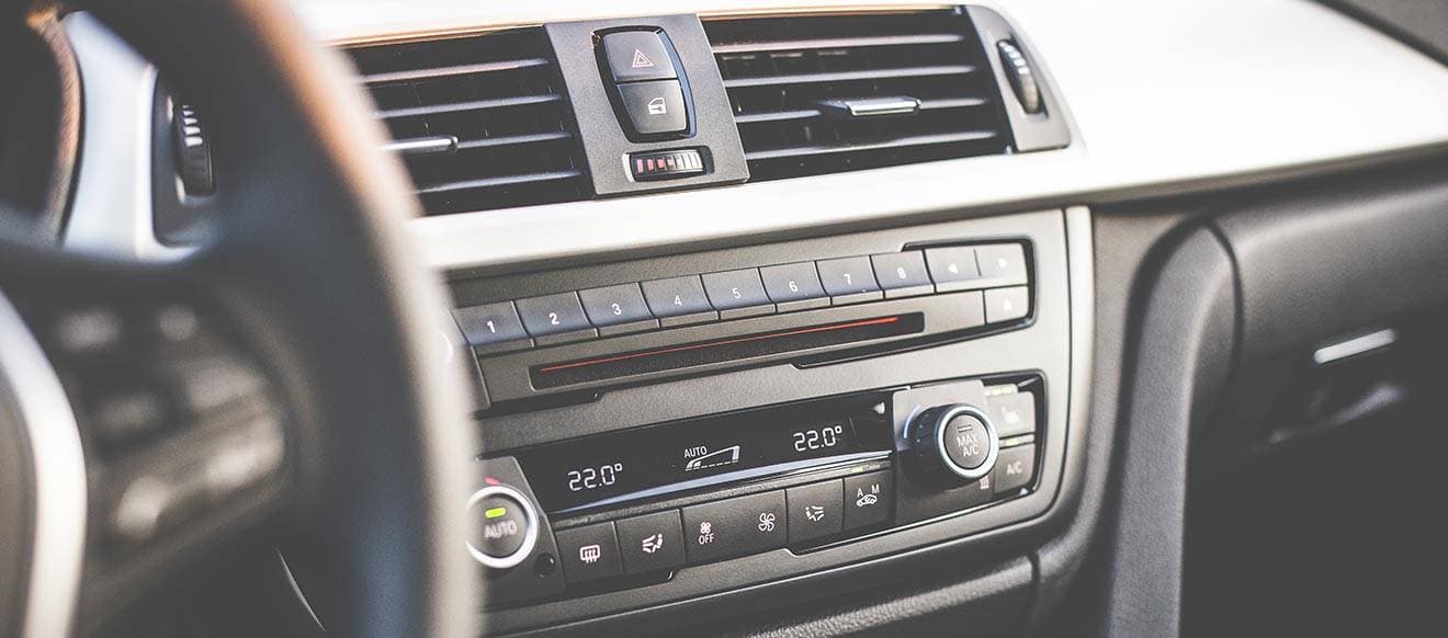 Interiör i en bil med fokus på bilstereon.