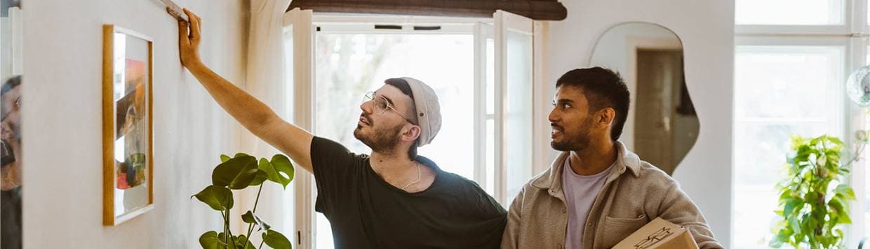 Två män som inspekterar en vägg