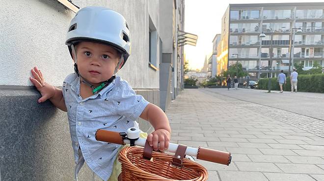 barn med hjälm och cykel